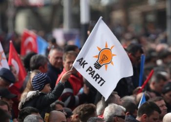 İktidara yakın yazar AK Partili vekillere tepki gösterdi: Seçildikleri ilde ikamet etmediklerini bile öğreniyoruz