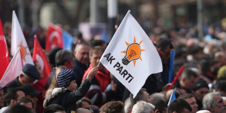 İktidara yakın yazar AK Partili vekillere tepki gösterdi: Seçildikleri ilde ikamet etmediklerini bile öğreniyoruz