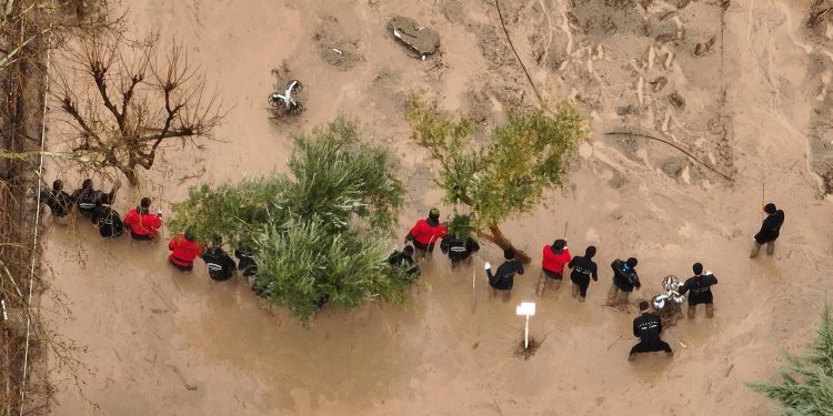 Selde kaybolan 3 kişi aranıyor