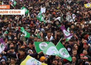 Van’da Newroz: ‘Savaştan beslenenler, ülkeyi enkaz altında bıraktı’