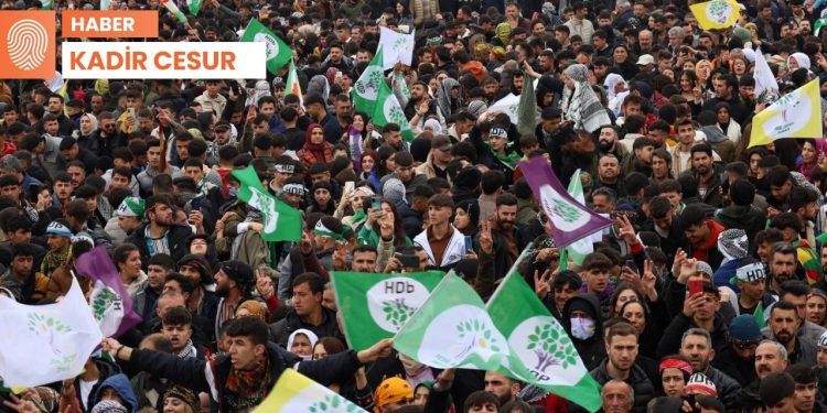 Van’da Newroz: ‘Savaştan beslenenler, ülkeyi enkaz altında bıraktı’